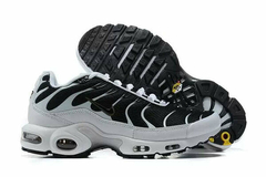 TENIS NIKE AIR MAX PLUS TN - PRETO E BRANCO