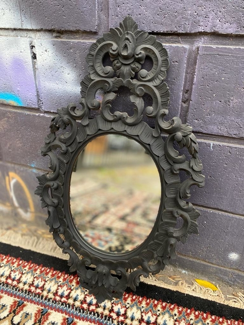 Espejo en yeso pintado en negro