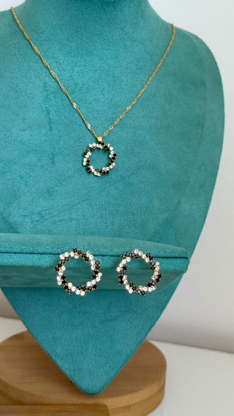 Colar e Brinco Círculo Preto e Branco Cravejado Dourado