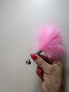 Cosquilleo de plumas rosa con mango plateado