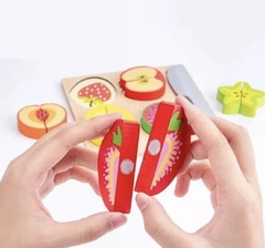 Tabla didáctica de encastre con frutas de madera, con abrojo y para cortar - tienda online