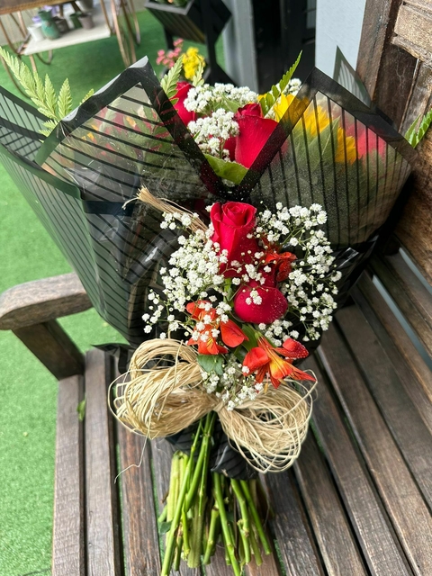 Buquê com 12 Rosas Colombianas e 6 Girassois