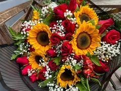 Buquê com 12 Rosas Colombianas e 6 Girassois - comprar online
