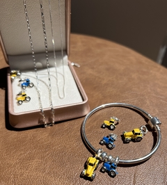 PINGENTE OU BERLOQUE TRATOR, COLHEITADEIRA PRATA 925 AZUL, AMARELO