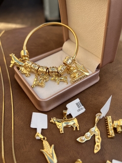 PINGENTE E BERLOQUE DOURADO - SEMIJOIA BANHO OURO