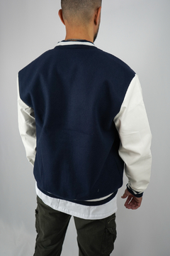 CAMPERA BOMBER "VARSITY" BLUE en internet