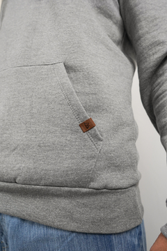 BUZO FRISADO "MADE TO LAST" GRIS CLARO en internet