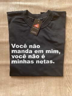 T-SHIRT MASCULINA BÁSICA OU PREMIUM – "VOCÊ NÃO MANDA MIM..."