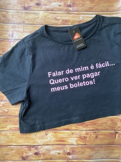 T-SHIRT CROPPED PREMIUM – "FALAR DE MIM É FÁCIL, QUERO VER PAGAR MEUS BOLETOS"