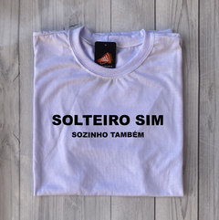 T-SHIRT MASCULINA BÁSICA OU PREMIUM – “SOLTEIRO SIM, SOZINHO TAMBEM” - comprar online