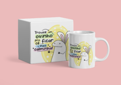 KIT PASCOA COM CANECA PERSONALIZADA -TROUXE UM OVINHO PRO CÊ FICAR MAIS CALMINHO (A) na internet