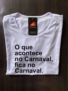 T-SHIRT FEMININA BÁSICA – "O QUE ACONTECE NO CARNAVAL, FICA NO CARNAVAL"