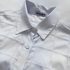 Camisa branca com detalhes no busto P