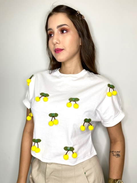 Tee Cereja off - com amarelo