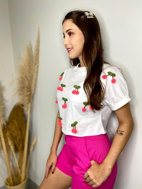 Tee Cereja off - com rosa neon