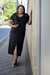 Vestido midi com fenda na frente