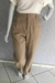 Calça mom com pregas na barra
