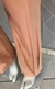 Calça mom com pregas na barra na internet
