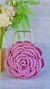 Bolsa de crochê em formato de flor de mão rosa