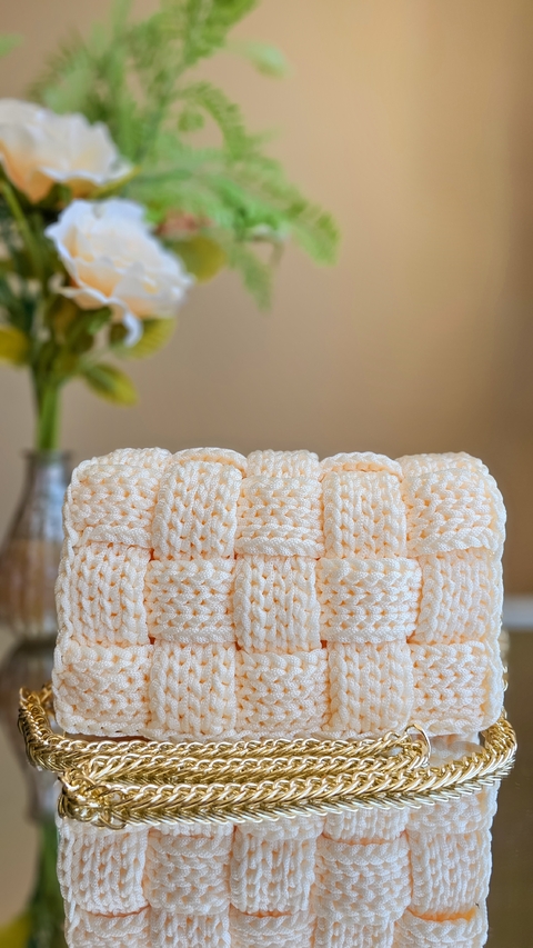 Bolsa de crochê modelo baguette de ombro na cor nude