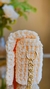 Bolsa de crochê modelo baguette de ombro na cor nude