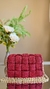 Bolsa de crochê modelo baguette de ombro na cor vermelho cereja