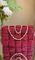 Bolsa de crochê modelo baguette de ombro na cor vermelho cereja