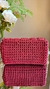 Bolsa de crochê modelo baguette de ombro na cor vermelho cereja