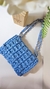 Bolsa clutch de crochê azul jeans