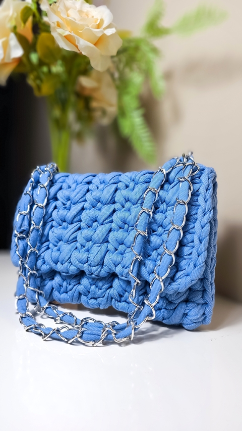 Bolsa clutch de crochê azul jeans