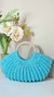 Bolsa de mão de crochê azul para a praia