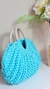 Bolsa de mão de crochê azul para a praia