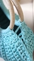 Bolsa de mão de crochê azul para a praia