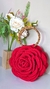 Bolsa de crochê em formato de flor de mão vermelha