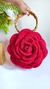 Bolsa de crochê em formato de flor de mão vermelha