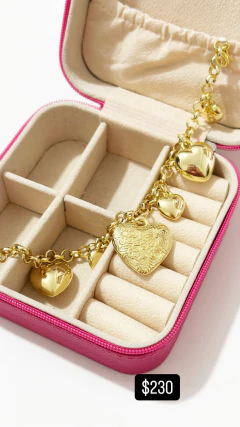 Pulseira Pingente Corações na internet