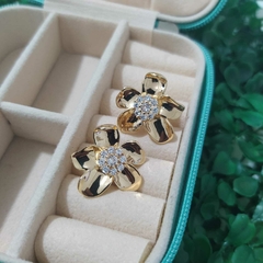 Brinco Flor Detalhe Cravejado