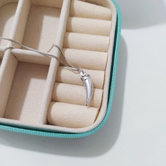 Gargantilha Pingente Dente de Sabre