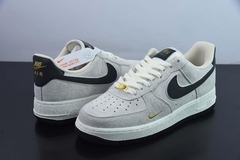 Tênis Nike Air Force 1 Low '07 Essential White Black Gold Mini Swoosh na internet