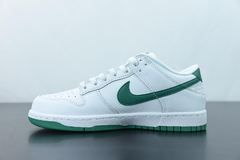 Tênis Nike Dunk Low White Green Noise na internet