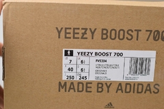 Tênis Adidas Yeezy Boost 700 Utility Black na internet