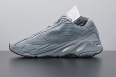Tênis Adidas Yeezy Boost 700 V2 Hospital Blue na internet