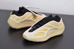 Tênis Adidas Yeezy 700 V3 Safflower