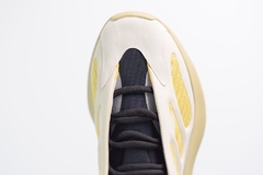 Tênis Adidas Yeezy 700 V3 Safflower - loja online