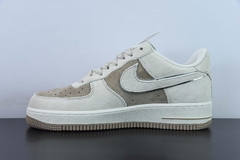 Tênis Nike Air Force 1 Low AKIRA na internet