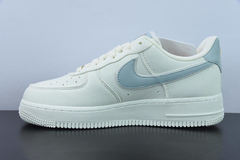 Tênis Nike Air Force 1 Low '07 QS Sail Light Blue Gold na internet