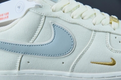 Tênis Nike Air Force 1 Low '07 QS Sail Light Blue Gold - Loja Princípios