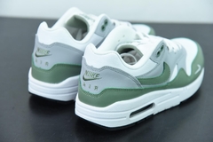 Tênis Nike Air Max 1 Spiral Sage na internet