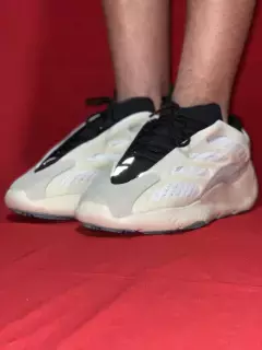 ADIDAS BEGE YEEZY 700 V3 AZAEL na internet