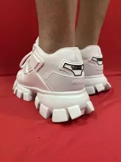 PRADA THUNDER na internet